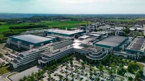 Das Bild zeigt die bisherige Halbleiter-Fertigungsanlage von Global Foundries in Dresden. Die bestehenden Reinraum- und Laborflächen werden nun um rund zehn Prozent auf etwa 65.000 Quadratmeter erweitert. (Bild: Global Foundries)