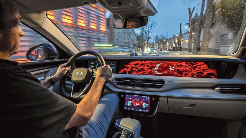 Mit einer türkischen Flagge, die digital im Fahrtwind quer durchs Cockpit flattert, dürfte man auch die vielen Deutschen mit türkischem Hintergrund ansprechen. (Bild: SP-X/Dani Heyne)