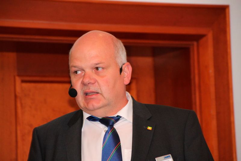 Harald Schöppner erklärt die Vorteile des Jumo Engineering. (Bild: Kunze/elektrotechnik)