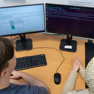 Im Modul „Generative KI“ erstellen die Azubis einen eigenen Wartungsassistenten. (Bild:  Julia Thurner-Irmler, Universität Augsburg)