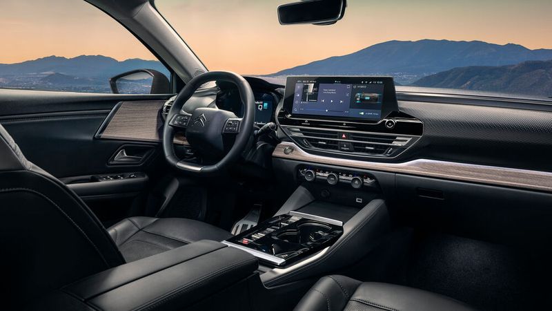 Der mittige Touchscreen ist mit 12-Zoll-Bildschirmdiagonale großzügig dimensioniert. (Bild: Citroën)
