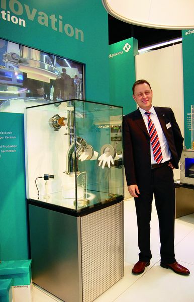 Der neue Feststoffdosierer brachte Schenck Process einen Sonderpreis ein, hier präsentiert von Dirk Leister, Key Industry Manager im Darmstädter Unternehmen. (Archiv: Vogel Business Media)