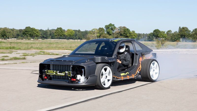 Wenn 204 PS an der Vorder- und 612 PS an der Hinterachse reißen und zusammen 1.600 Nm der Schwerkraft ein Schnippchen schlagen, dann sind die 530 PS der originalen Rallye-Version S1 schnell vergessen. (Bild: Elegend)