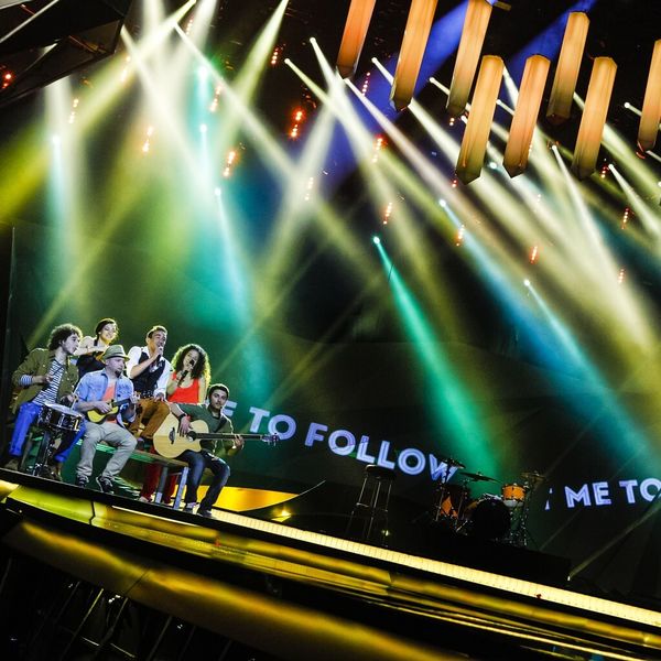 Das Bild zeigt einige der insgesamt 800 Moving-Lights-Scheinwerfer im Einsatz bei den Proben der Künstler aus Malta (Eurovision Song Contest)