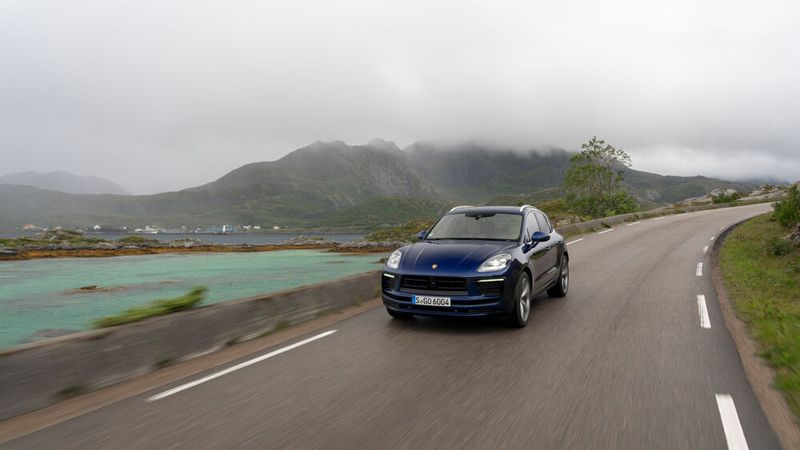 Damit so ein hochbeiniger SUV auch bei schnellen Kurvenfahrten einem noch dynamischeren 911er folgen kann, oder es zumindest mal versuchen möchte, wurde das Fahrwerk optimiert und eine neue Sport-Luftfederung, serienmäßig beim GTS, montiert. (Bild:Porsche)