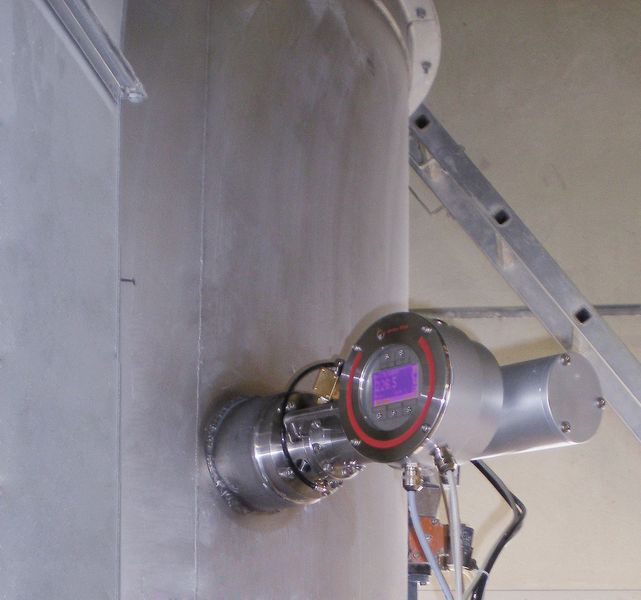 Measuring the viscosity of a suspension in the tank. The viscosity measurement values are automatically used for dosing the liquefier. An operating terminal on-site or at another location gives further display and operating options. (Picture: Anton Paar)