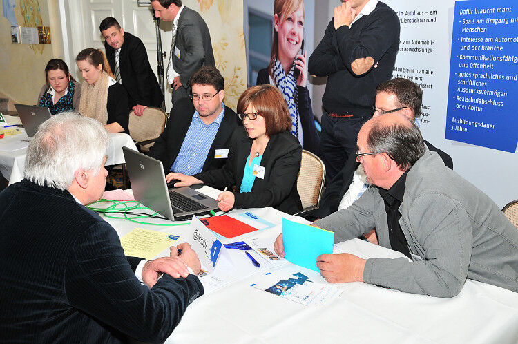 Die Teilnehmer des Forums setzten auch gleich selbst sogenannte Tweets ab. (Foto: Schmidt)