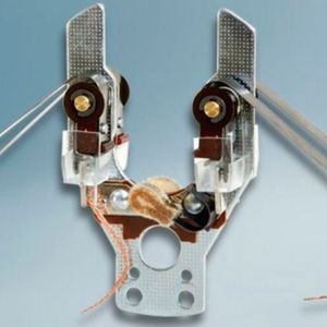 Die D-Jetronic war 1967 die erste elektronische (D = druckgesteuerte) Mehrpunkt-Benzineinspritzanlage für Viertakt-Ottomotoren von Bosch. Wichtigster Messfühler ist der Saugrohrdrucksensor, gefolgt vom Drehzahlsensor, den Bosch nun wieder aufgelegt hat.(Bild:  Bosch)