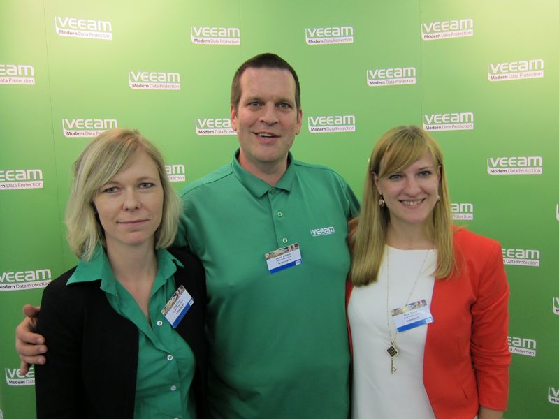 Bernd Erlbeck mit seinen Kolleginnen Anna Gurina und Inga Loes (l.), Veeam     (Bild: IT-BUSINESS)