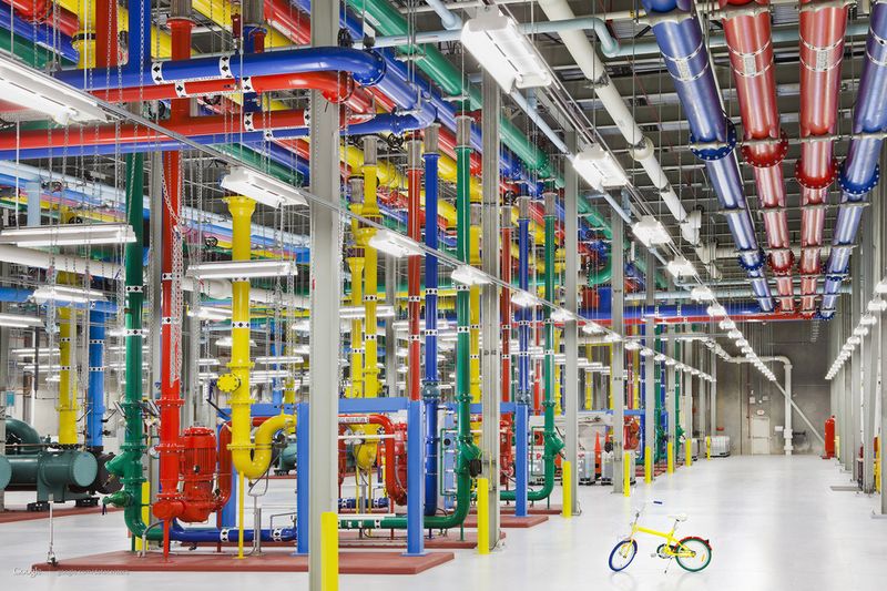 Google Datacenter: Passend zu den Rohren lackiert ist sogar das Fahrrad, das die Techniker nutzen. (Bild: Google)