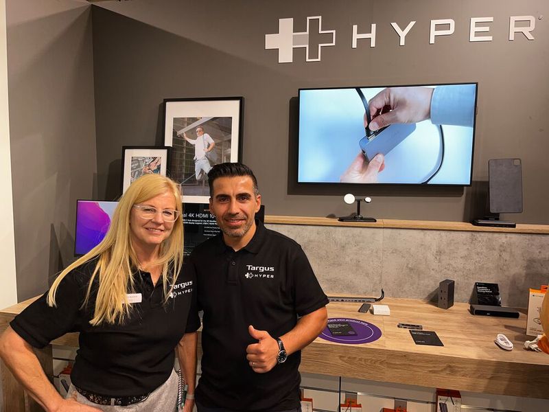 Beate Bandholz und Bisar Yesil, Targus, stehen ganz auf HYPER. (Bild: Vogel IT-Medien GmbH)