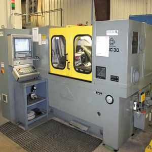 Bild 1:  Ein CNC-Modernisierungspaket verlängert die Lebensdauer dieser Wälzfräser-Schärfmaschine; gleichzeitig verbessert es die Leistungsfähigkeit.