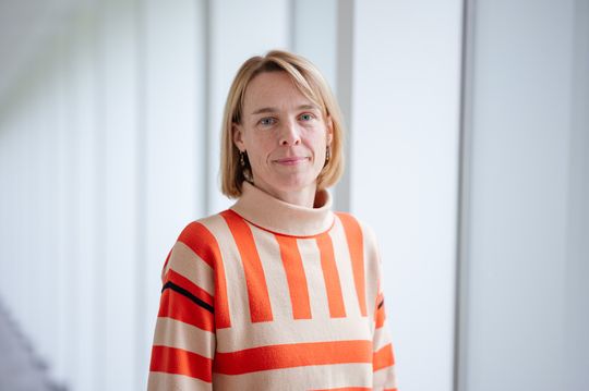 Verena Wolf, Informatik-Professorin der Universität des Saarlandes: "Herkömmliche Planungssysteme stoßen an Grenzen, wenn die Abläufe in der industriellen Produktion oder auch in anderen Bereichen zu komplex werden. Wir haben in den vergangenen Jahren selbstlernende Algorithmen entwickelt, die dabei helfen können, Prozesse, die aus unterschiedlichen Teilschritten bestehen, effizient zu optimieren."(Bild:  DKFI)