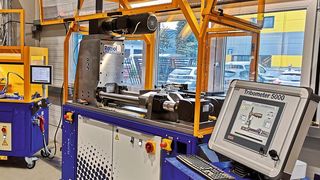 Ein Tribometer (re.) und eine Laborbeölungsanlage aus dem Hause Raziol sind seit Juli 2019 neu im Maschinenpark-Portfolio am Werkzeugmaschinenlabor WZL der RWTH Aachen University.