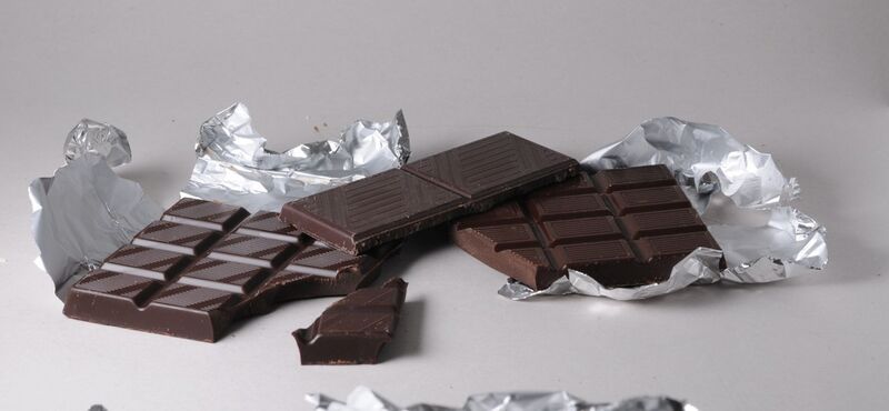 Männer essen mehr Schokolade als Frauen. (Quelle: Simon A. Eugster CC-BY-SA 3.0 (http://commons.wikimedia.org/wiki/File:Schokolade-schwarz.jpg)
