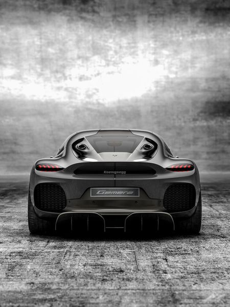 Die Auspuffrohre für den Dreizylinder lugen aus dem hinteren Dachbereich heraus. (Bild: Koenigsegg)