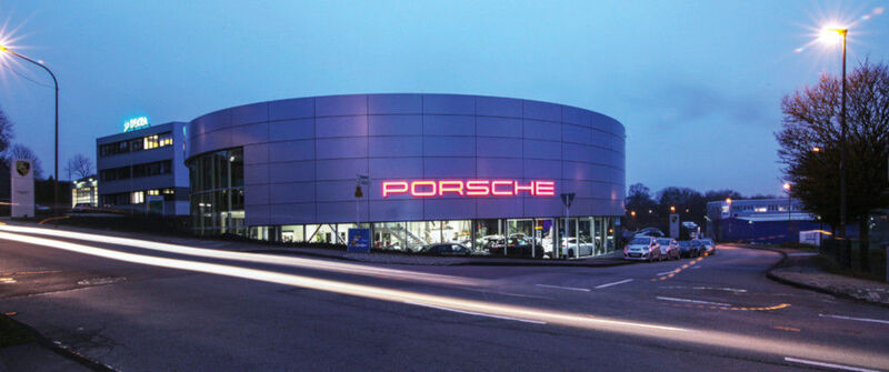 Dominant präsentieren sich das Porsche-Zentrum Wuppertal ... (Gottfried Schultz)