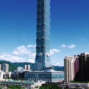 Das Taipei Financial Center demonstriert die Ambitionen der Inselrepublik Taiwan – Republik China – als Wirtschaftsmacht. Das 508 m hohe Gebäude – Tapei 101 genannt, nach der Anzahl der Stockwerke – war bei der Fertigstellung 2004 das höchste Bauwerk der Welt.