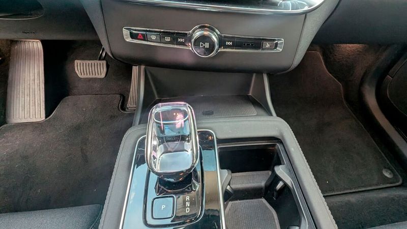 4. Der Kristall-Schalthebel: Der hinterleuchtete Schalthebel aus schwedischem Kristallglas  ist ein USP von Volvo. Zur Geltung kommt er vor allem im Dunkeln.  (Bild: Mauritz – VCG)