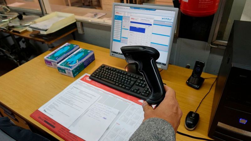 Zeitstempeln erfolgt im Autohaus Böhler über einen Scanner. (Bild: Rosenow/»kfz-betrieb«)