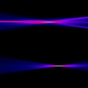Profil des fokussierten Röntgenstrahls ohne (oben) und mit (unten) Korrekturoptik