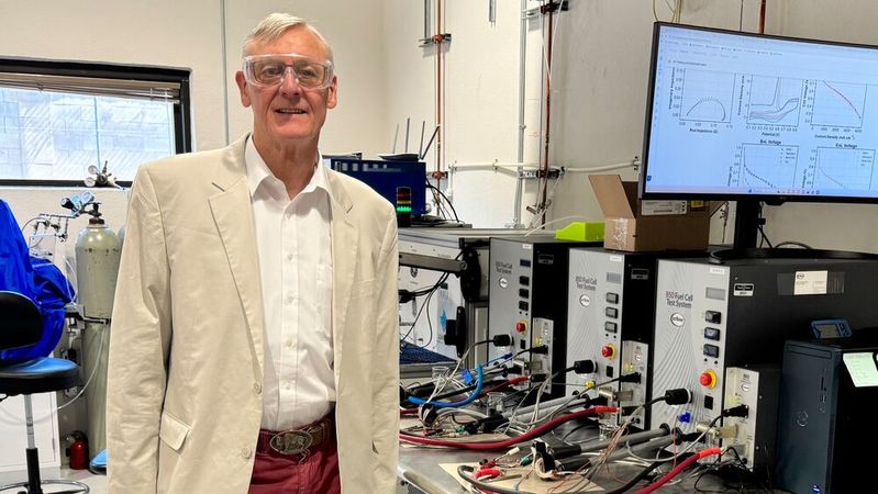 Prof. Christian Mohrdieck: „In einem 40-Tonnen-Lkw würde eine Batterie sechs bis sieben Tonnen wiegen – das ist verlorene Nutzlast für den Spediteur. Hier ist der Wasserstoffantrieb im Vorteil.“(Bild:  Pajarito Powder)