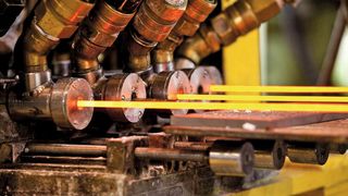 Glühende Stäbe in der Stranggussanlage des Bereiches Sonderwerkstoffe  (Bild: Deutsche Edelstahlwerke)