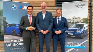 Präsentierten das Jahresergebnis 2023: (v. l.) Christian Rönsch, Ralf Pohlmann (beide Geschäftsführer von May & Olde) und Søren Vinderslev, CEO von NCG Retail. (Bild: May & Olde)