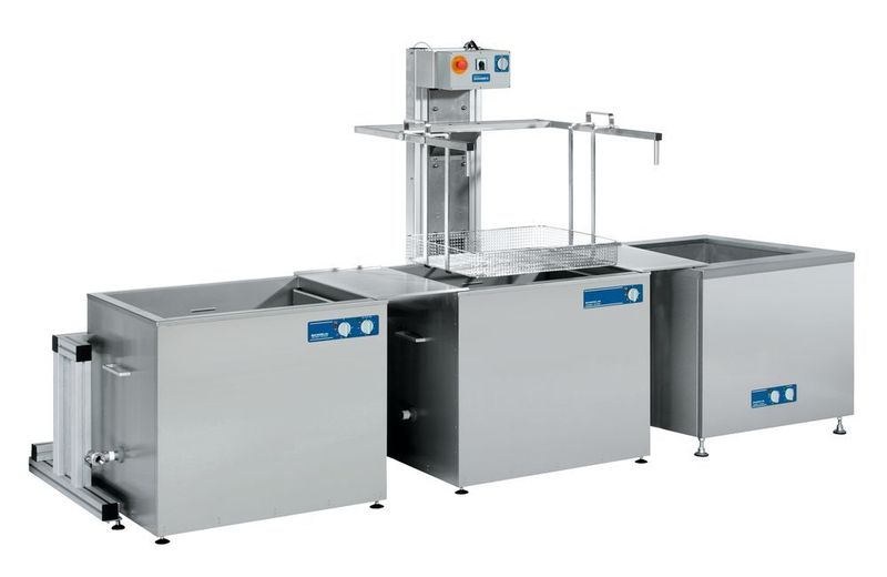 Beispielaufbau aus Ultraschallwanne, Spülwanne, Trogtrockner sowie Hebevorrichtung. (Bandelin Electronic)