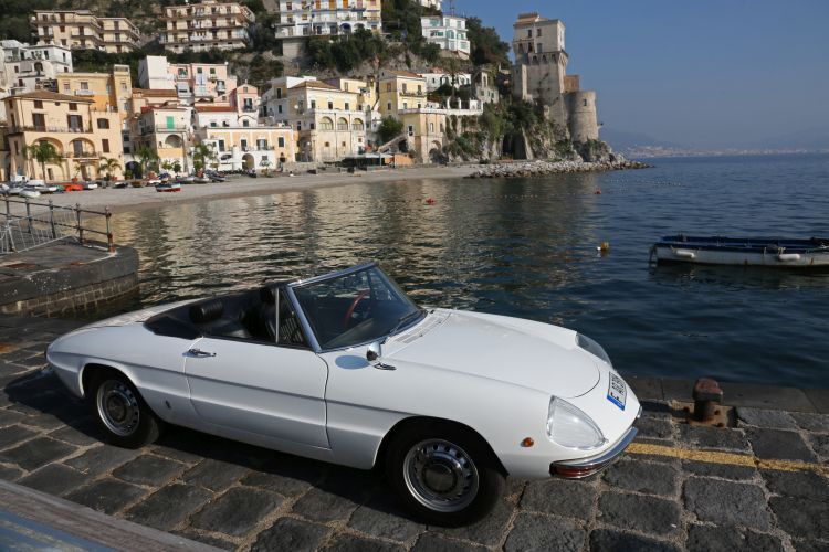 Eines der wohl berühmtesten Alfa-Modelle: der Spider („Duetto“ bzw. „Coda Tronca“) wurde sage und schreibe 27 Jahre gebaut, von 1966 bis 1993. Angeboten wurden Vierzylindermotoren mit 1.300 bis 2.000 Kubikzentimetern und einer Leistung bis zu 131 PS (96 kW).  (FCA)