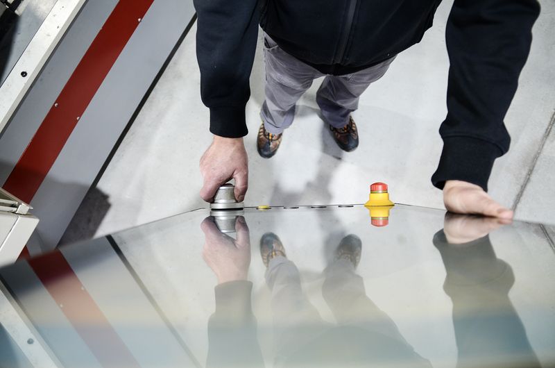 Maschinenbedienung „unter Glas” mit dem AP 524 mit Kewheel (Bild: Keba)