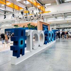 Das hundertjährige Jubiläum des Werkzeugmaschinenherstellers Grob prägte die diesjährige Hausausstellung. Auf einer Sonderfläche zeigte das Unternehmen interessante Exponate aus seiner bewegten Geschichte.(Bild:  Grob)