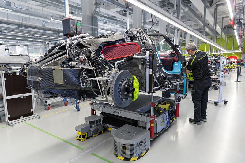 Blick in die 918-Spyder-Manufaktur: In liebevoller Handarbeit wird hier der Highend-Sportwagen von Porsche-Mitarbeitern gebaut. (Bild: Joerg Eberl / Porsche)