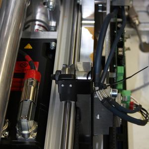 Detailansicht der senkrechten Verfahrachse (Z-Achse) in den Apotheken-Automatisierungssystemen von Rowa; die Z-Achsenführung (Laufrollenführung) besteht jeweils aus einer (verschieden langen) Tragschiene LFS86-C, den Profillaufrollen LFR5201-10-2C sowie den Bolzen LFE12-1/LFZ12 und der Schmier- und Abstreifeinheiten AB.W10