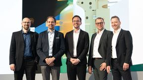 v.l.n.r.: Stephan Bachmeier (Branchenmanager Pharma Heuft), Sebastian Mayer (Produktmanager Pharma Heuft), Bastian Heuft (CEO Heuft), Gert Hansen (CEO Rommelag ) und Frank Sänger (Produktmanager Rommelag) (Bild: Heuft)
