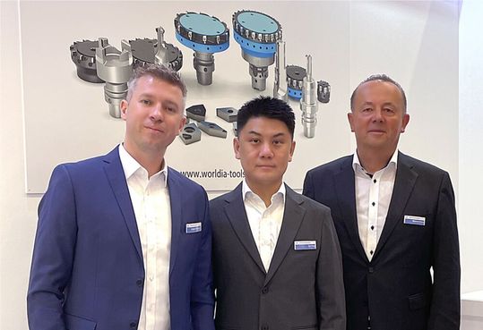 Diese drei Herren bilden das Trio, durch das die Bekanntheit des chinesischen Zerspanungswerkzeug-Herstellers Worldia in Europa deutlich erhöht werden soll. Von links: Eugen Schleicher, Chief Sales Officer, Geschäftsführer Tao Fang und Michael Grimm, Chief Strategy Officer des Unternehmens.(Bild:  Worldia)