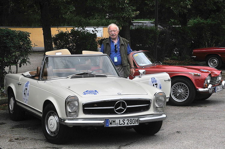 ZDK-Ehrenpräsident Bernhard Enning war ebenfalls dabei – mit einem Mercedes Benz 280 SL aus dem Jahr 1968. (Zietz /»kfz-betrieb«)