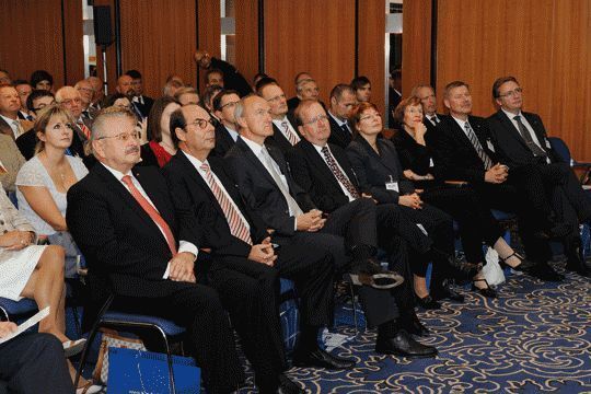 Was macht guten Service aus? Mit dieser Frage beschäftigten sich (vordere Reihe v. li.) Jürgen Karpinski (ZDK), Ernst Haack (Vogel Business Media), Reinhard Zirpel (Renault), Arno Kalmbach (VW), Christina Peternek (VW), Angelika Walther (Opel), Bernhard Piesker (Opel) und Carsten Kleint (Opel). (Archiv: Vogel Business Media)