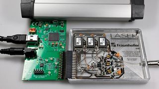 Auf was man hier blickt, ist der Systemaufbau für einen Infrarot-Analyselaser, der besonders kompakt ist, damit er auch für KMU erschwinglich und einsatztauglich ist. Entwickelt hat man ihn am Fraunhofer-Institut für Zuverlässigkeit und Miktrointegration (IZM). Hier mehr dazu ... (Bild: Fraunhofer-IZM)