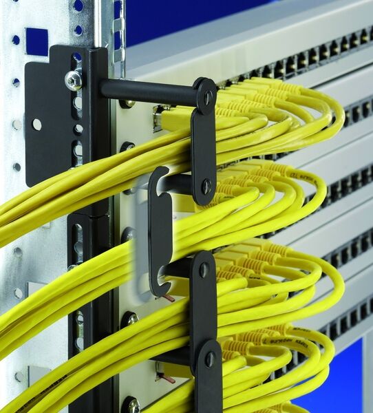 Das Kabelsprossensystem ermöglicht durch kaskadierte Führung ein strukturiertes Kabelmanagement im Netzwerkschrank (Archiv: Vogel Business Media)