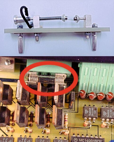 Bild 2: Verleich einer Sicherung in einem Prüfhalter nach DIN IEC 60127-2 (oben) und mit dem Einsatz in einem Clip-Halter in der Paxis (unten).  (Elschukom, Manfred Rupalla)