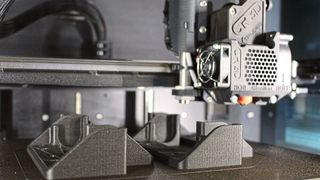 Besonderheiten, die die additive Produktion bietet, sind etwa flexible Dämpfungselemente aus thermoplastischem Polyurethan (TPU), Motoradabdeckungen aus hochfestem faserverstärktem Kunststoff oder Baugruppen, die mehr Freiheitsgrade bei der Ausstattung der Fahrerkabine erlauben. (Bild: CR-3d)