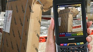 Der robuste Industrie-PDA IT-800 von Casio ist durch seine serienmäßige Ausstattung und seine handliche Form ein guter Allrounder für den Einsatz in allen Bereichen der Logistik. Bild: Casio Europe (Archiv: Vogel Business Media)