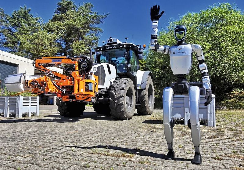 Einsatz auf dem Acker: Wie sich humanoide Systeme mit schweren landwirtschaftlichen Maschinen vernetzen lassen, wird in Ilmenau erprobt. (Bild: Fraunhofer IOSB)