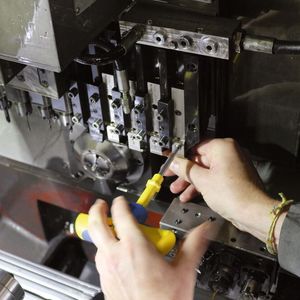 … setzt den bereits vorbereiteten neuen Wechselkopf ein und zieht die Schraube fest – fertig. Ein erneutes Einmessen entfällt.(Bild:  Iscar)