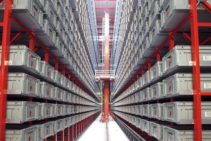 In das 8500 m² große Zentrallager von Hansa-Flex integrierte Generalunternehmer Viastore unter anderem ein viergassiges, doppeltiefes automatisches Kleinteilelager. Bild: Hansa-Flex (Archiv: Vogel Business Media)