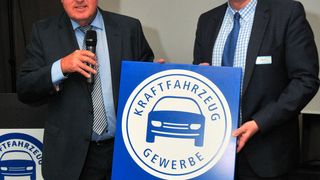 Werbung für das Meisterschild: Hans-Werner Norren, Präsident Kfz-Gewerbe Rheinland-Pfalz, und Alfons Behr, Obermeister der Kfz-Innung Trier-Saarburg. (Zietz/»kfz-betrieb«)