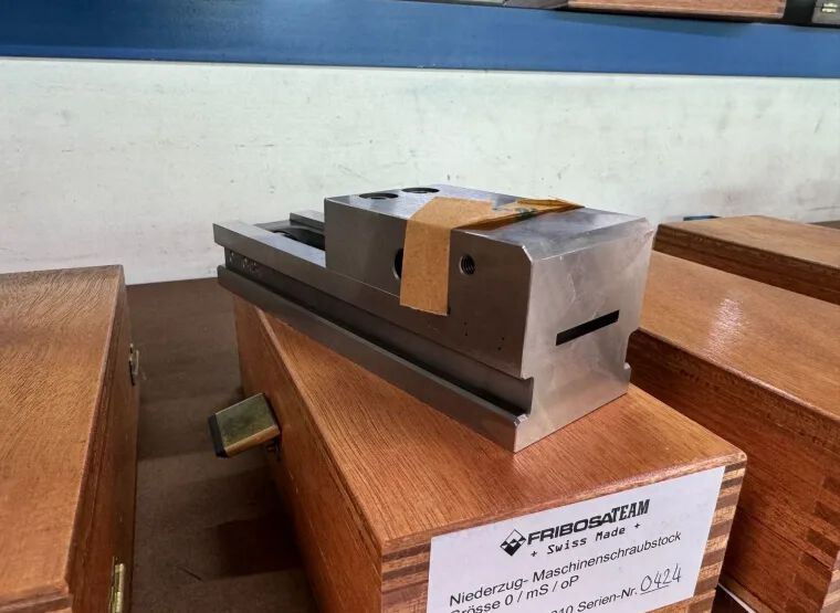 Von solchen Niederzug-Präzisionsschraubstöcken werden gleich zig Stück versteigert. Jetzt ist auch klar, dass das aufgelöste Schweizer Unternehmen Fibrosa hieß, von dem alle zu versteigernden Systeme stammen. (Bild: Surplex)