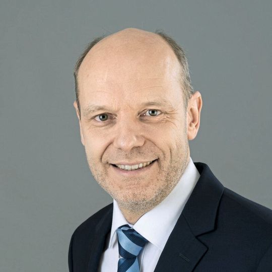 Dieter Münz, Geschäftsführer der Ultratec Innovation GmbH: «Mit unser Ultraschall-Entgratanlage ‹A25 S› ist dieser Bearbeitungsprozess berührungslos und automatisiert in mannlosen Schichten möglich und das Sägeblatt ist dann perfekt entgratet, aber immer noch mit scharfen Schneidkanten.»(Bild:  Ultratec Innovation GmbH)
