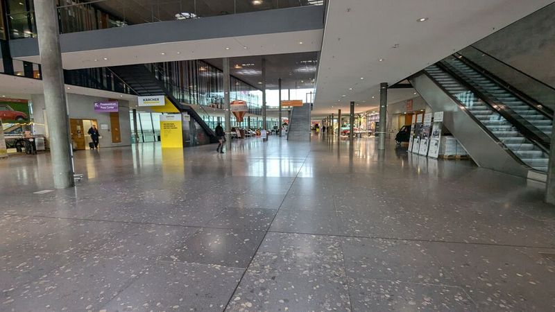 Doch wirklich vielmehr Aussteller waren es in diesem Jahr auch nicht. So war auch dieses Mal in und vor der „Premiumhalle“ Nr. 1 noch reichlich Luft. (Bild: Dominsky – VCG)